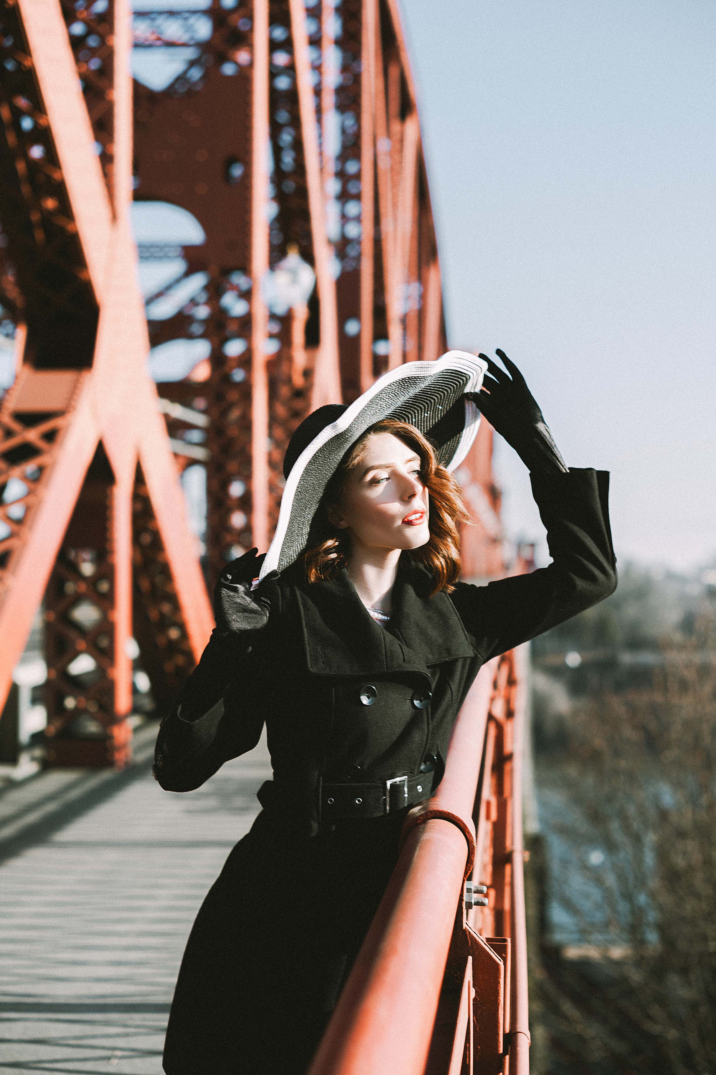 Elegant and Romantic 40s-Inspired Portraits on the Broadway Bridge — photograph 19 of 23